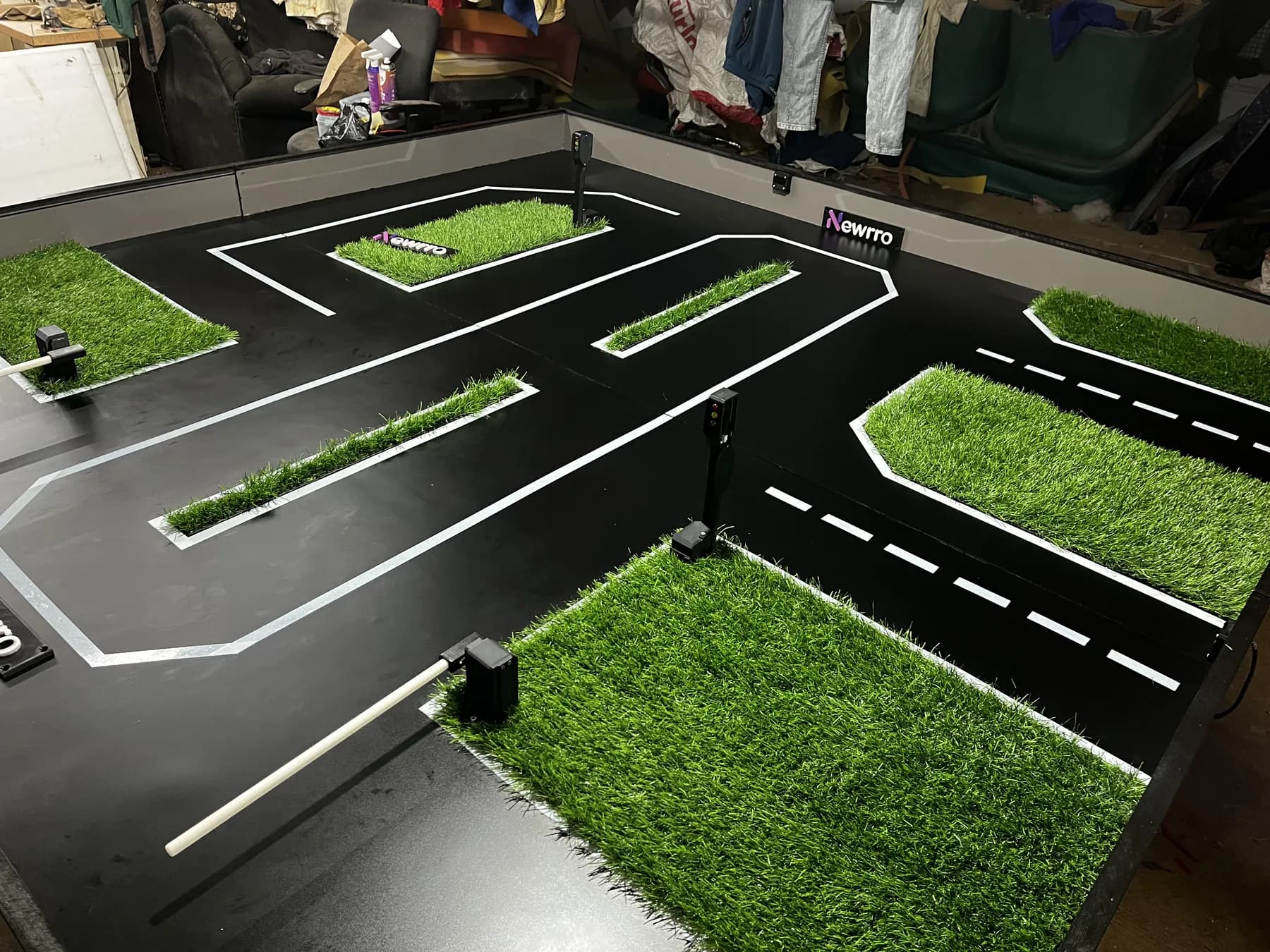 Smart Arena installed: road layout, lane markings and grass zones on the arena base
